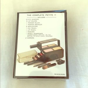 Me MAKEOVER ESSENTIALS THE COMPLETE PETITE ll NIB
